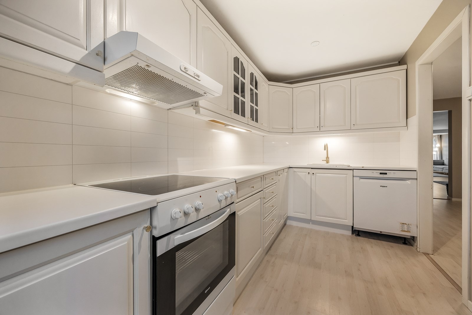 Kjøkkenet er utstyrt med keramisk topp, stekeovn og integrert oppvaskmaskin. Galleribilde