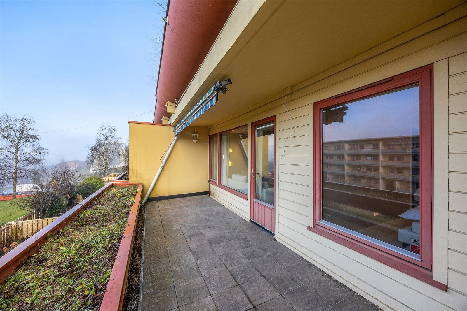 Balkongen har god plass til utemøbler og er utstyrt med manuell markise for solskjerming. Galleribilde