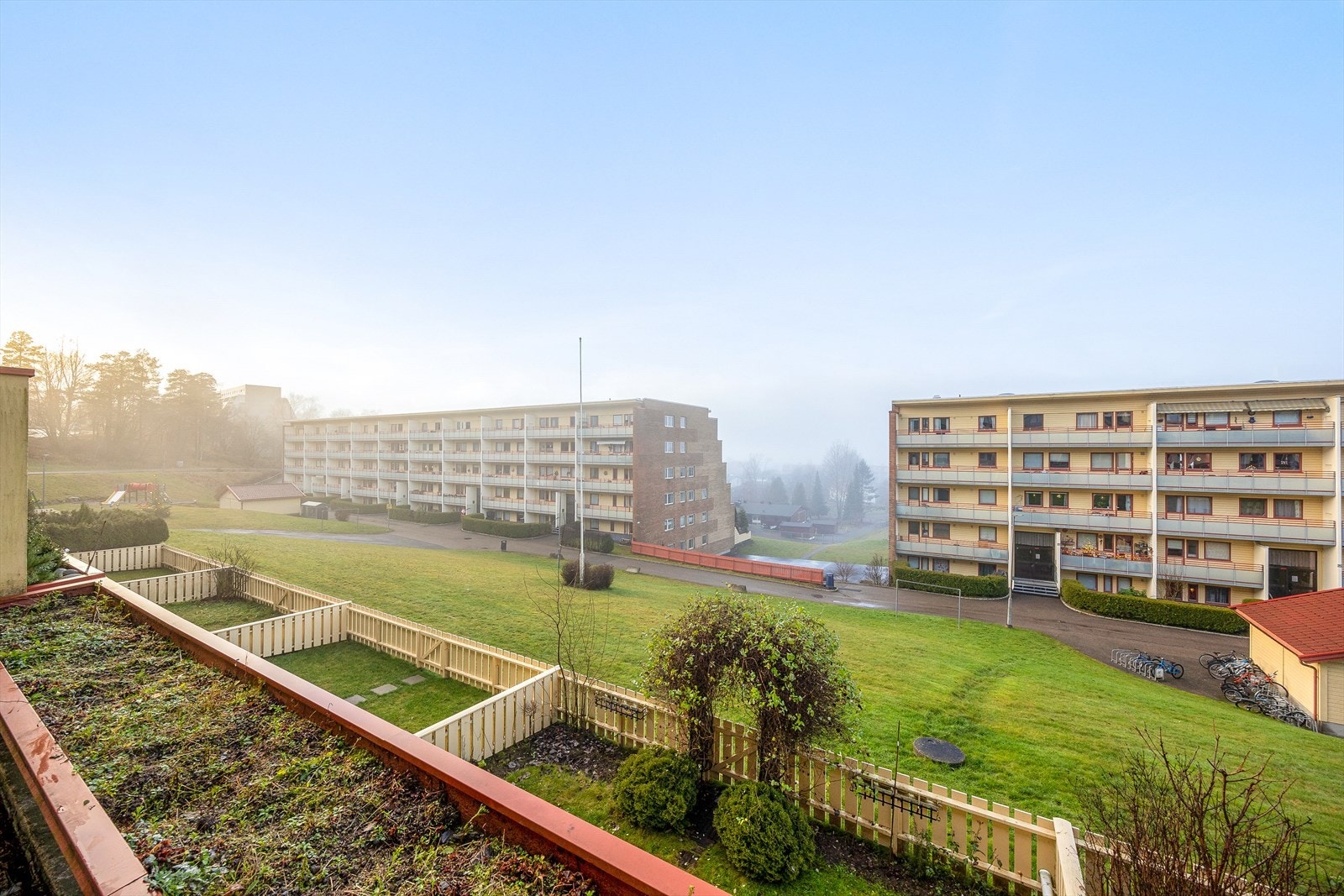 Fra balkongen er det utsikt over nærområdets grøntarealer. Galleribilde