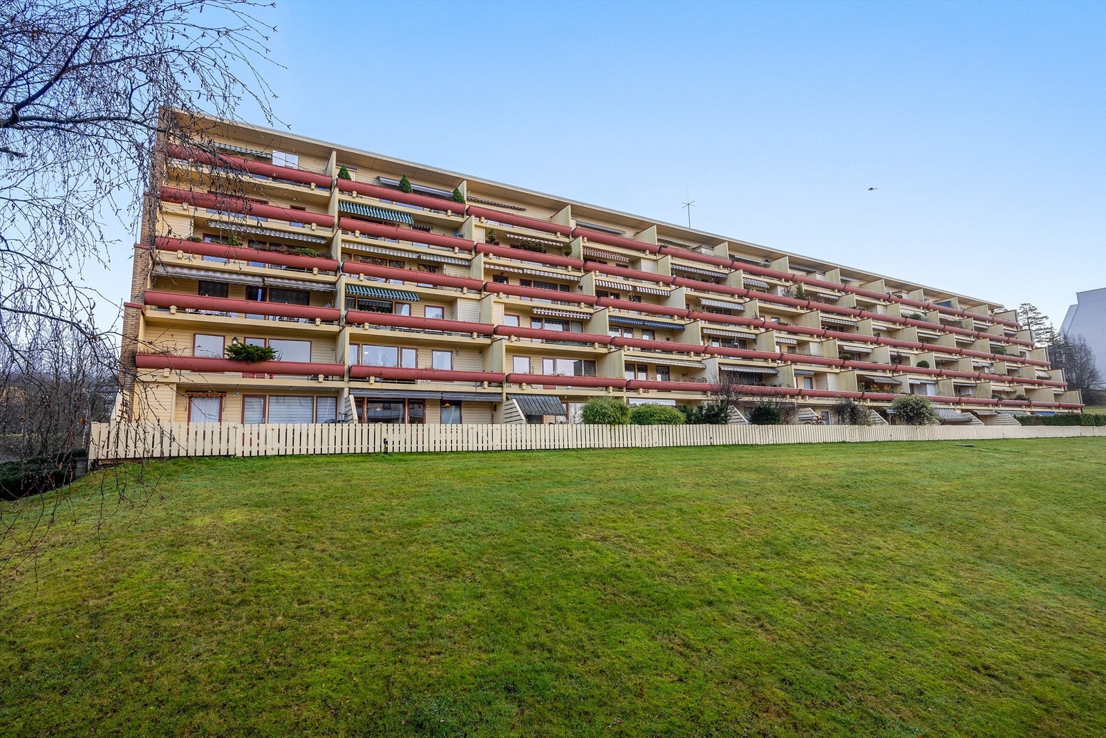 Bygningen er fra 1971 og har en karakteristisk terrassert arkitektur. Galleribilde