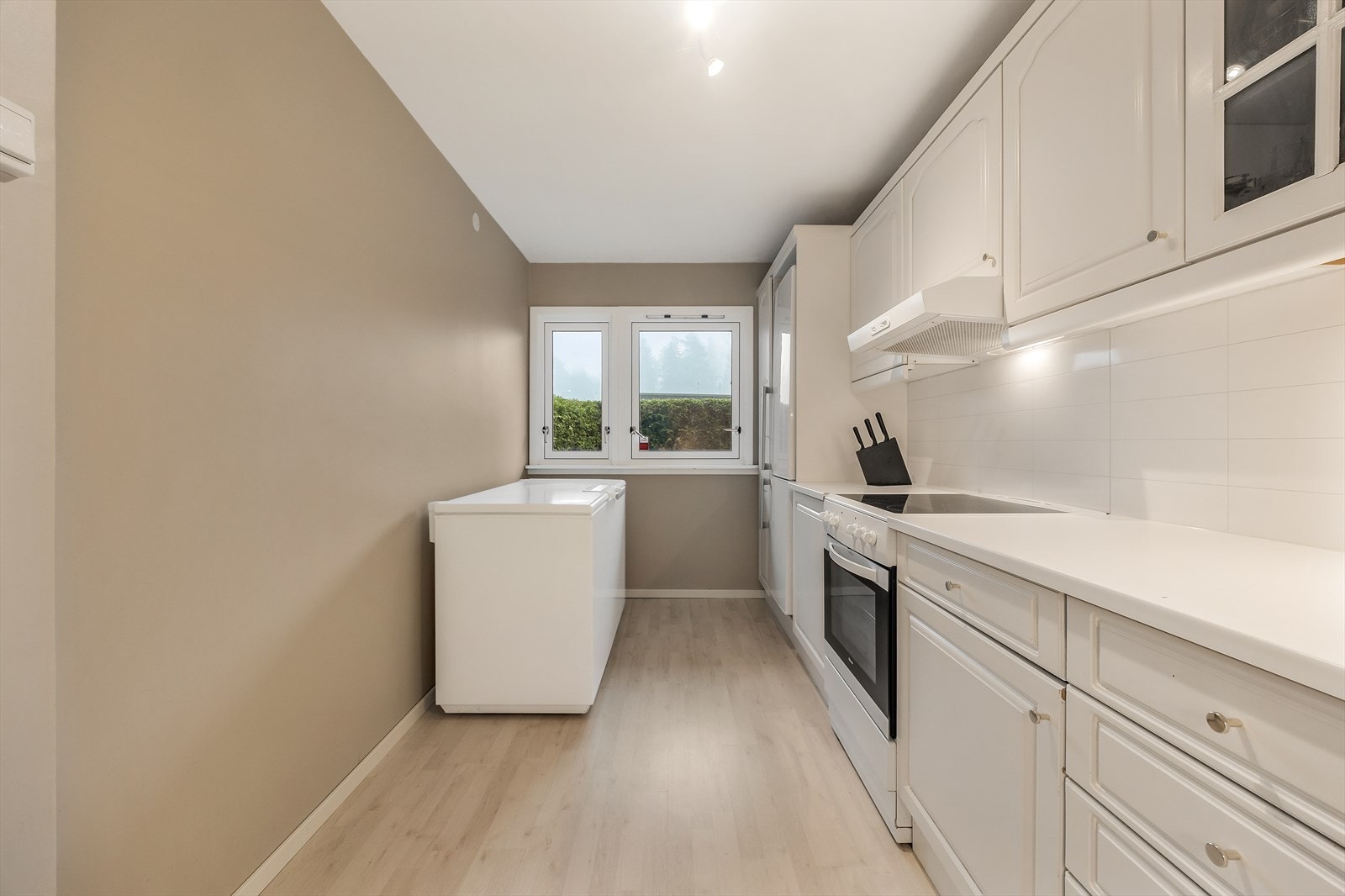 Rommet har plass til ekstra oppbevaring eller en liten frokostplass ved vinduet. Galleribilde