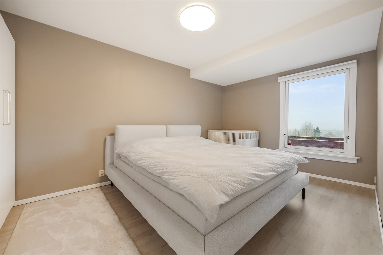 Hovedsoverommet har god plass til dobbeltseng og tilhørende møblement. Galleribilde