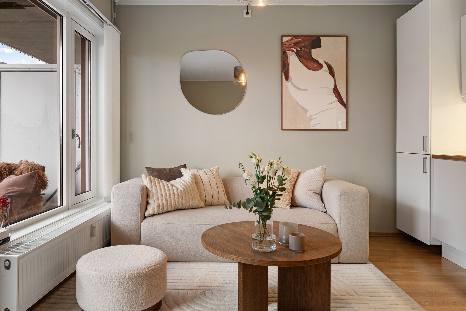 Stue og kjøkken i åpen løsning. Galleribilde