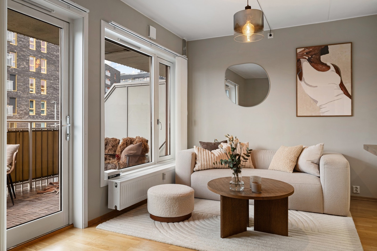 Leiligheten ligger i 2. etasje, har store vindusflater som gir rikelig med lysinnslipp. Galleribilde