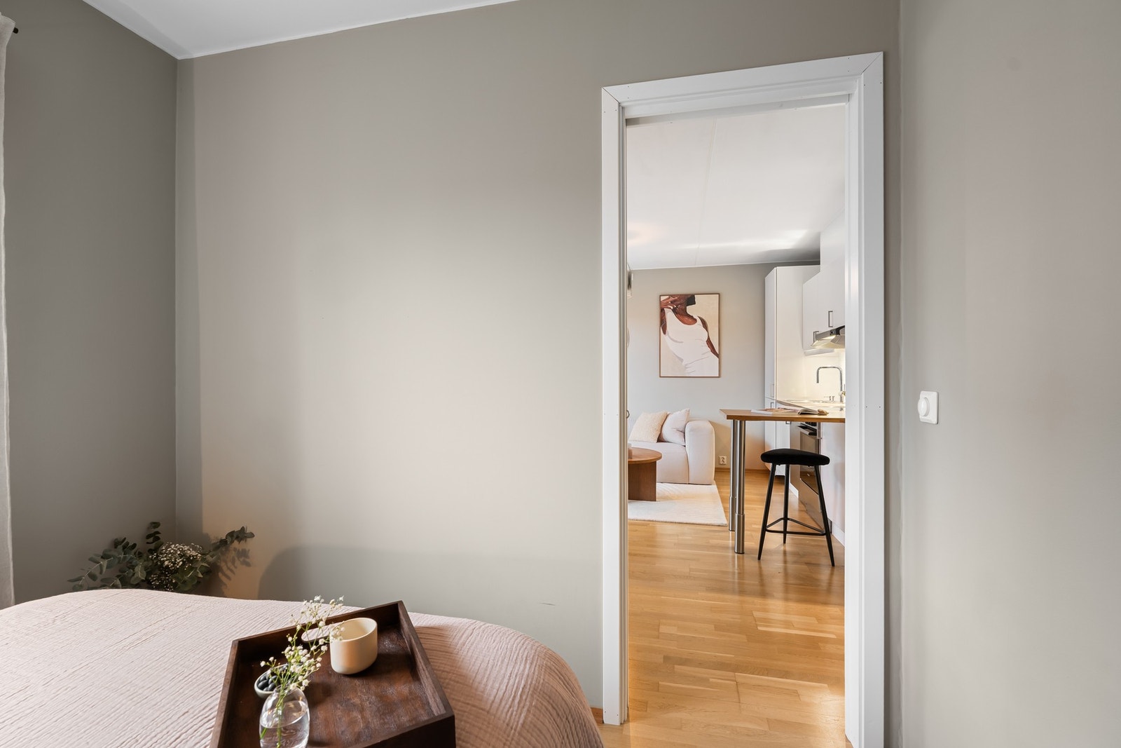 Vegger og himlinger består av malt betong og malte plater. Galleribilde