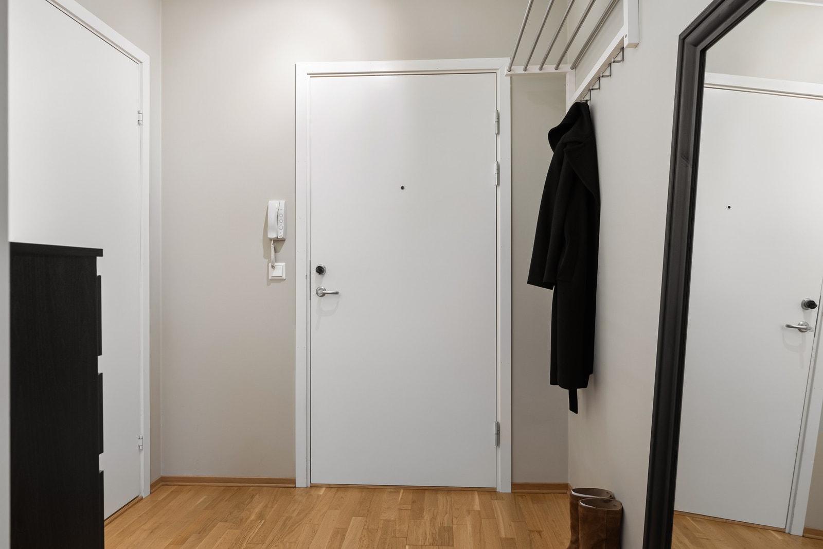 God plass til å henge fra seg yttertøy og sette fra seg sko. Galleribilde