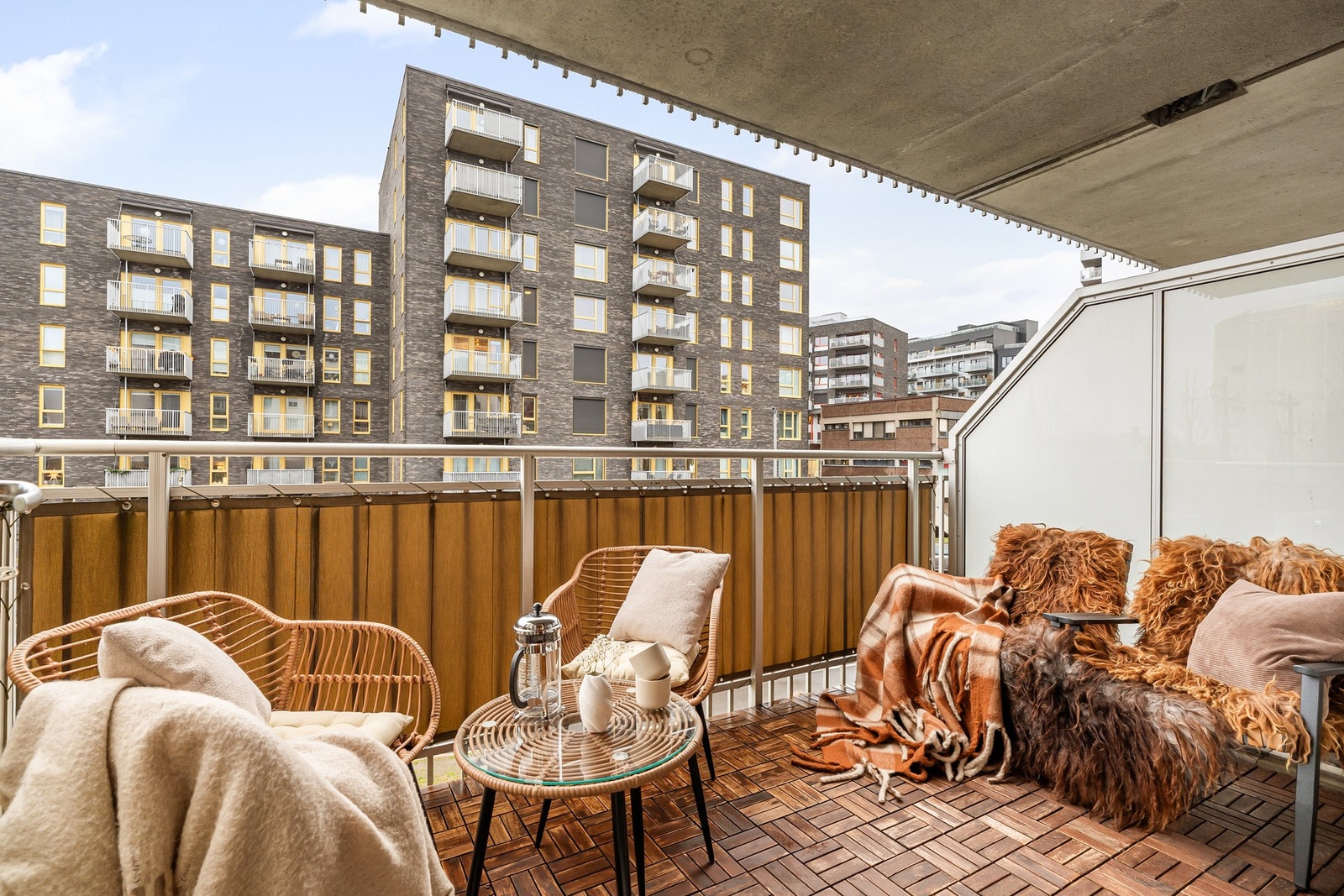 Overbygget balkong på 8 m² med ettermiddagssol. Galleribilde