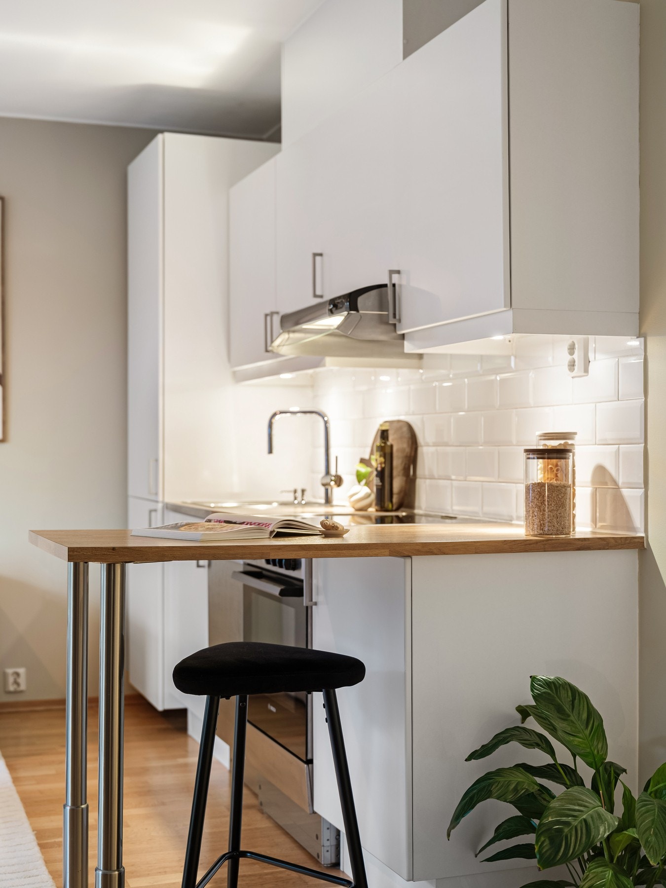 Sosial kjøkkenøy med barløsning. Galleribilde