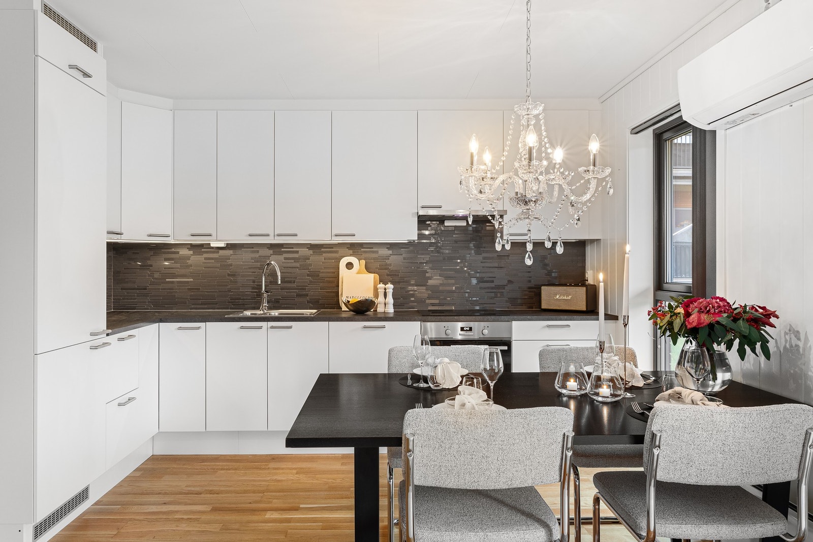 Spisegruppen finner sin naturlige plassering i overgangen mellom stue og kjøkken. Kjøkkenområdet er Galleribilde