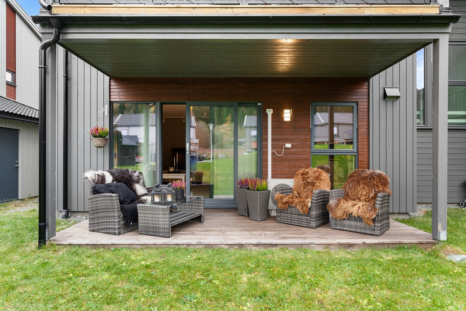 Terrassen er i overkant av 9m² og har gode møbleringsmuligheter. Varmepumpe montert i 2024. Galleribilde