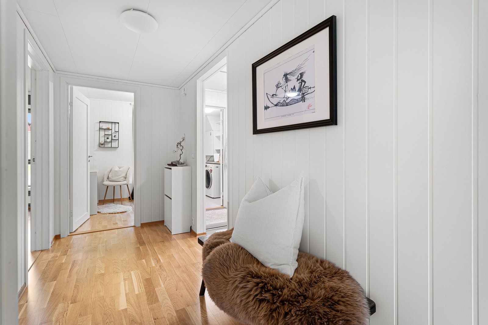 Innbydende og lys gang på ca. 5,6m². Galleribilde