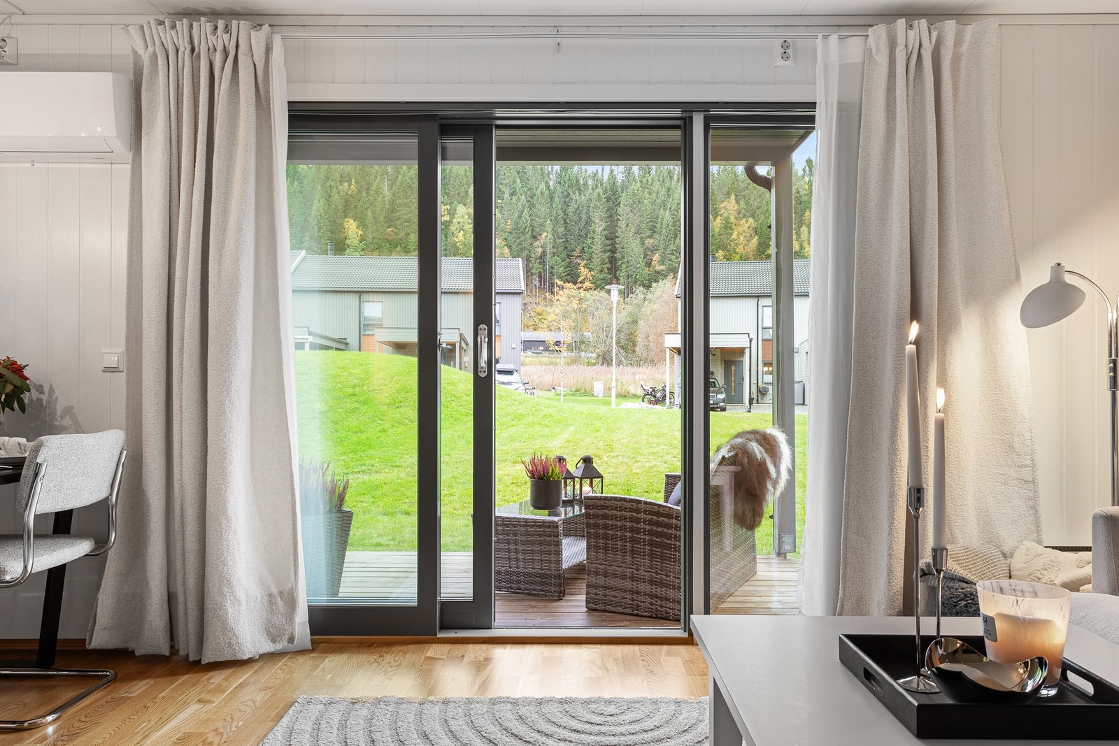 Fra stuen er det utgang via skyvedører til en lun og fin terrasse. Galleribilde