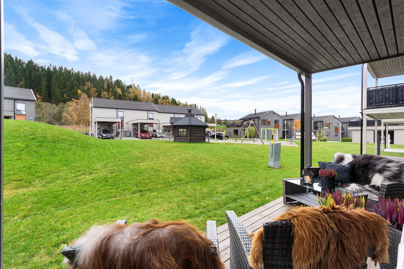 Leiligheten ligger vendt ut mot rolige grøntarealer og har en god beliggenhet i tunet. Boligen er sørvest- vendt som gir svært gode solforhold gjennom dagen. Galleribilde