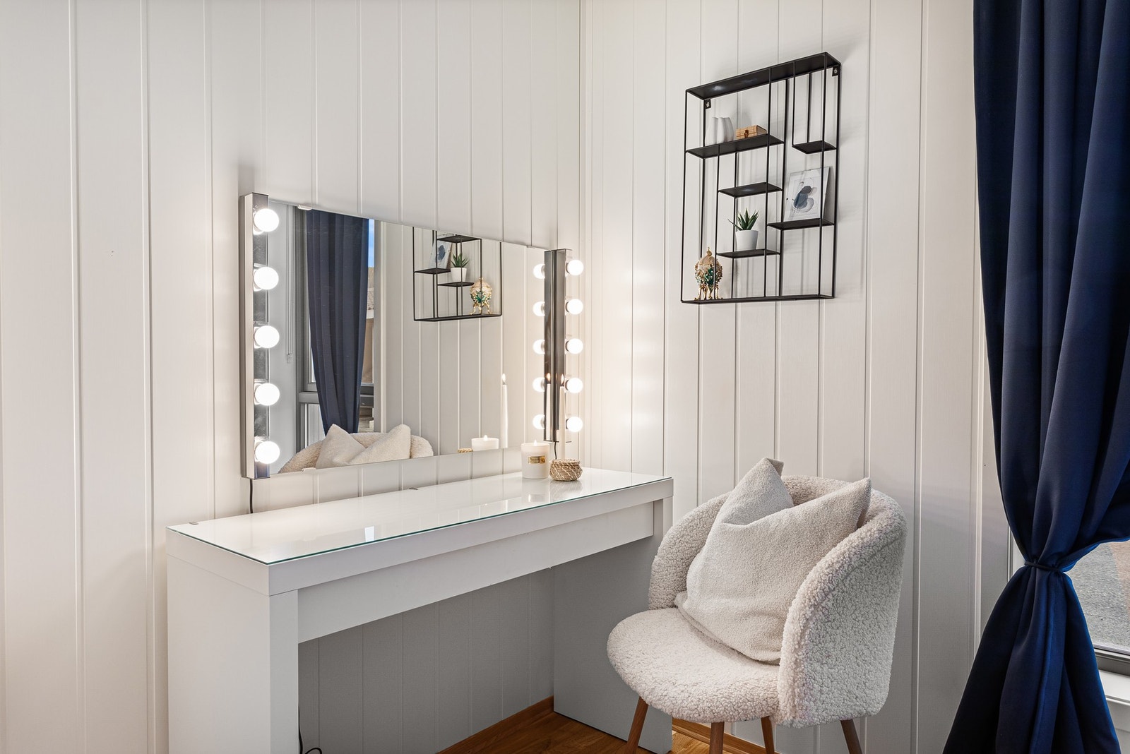 God plass til soveromsmøblement, sminkebord e.l. Galleribilde