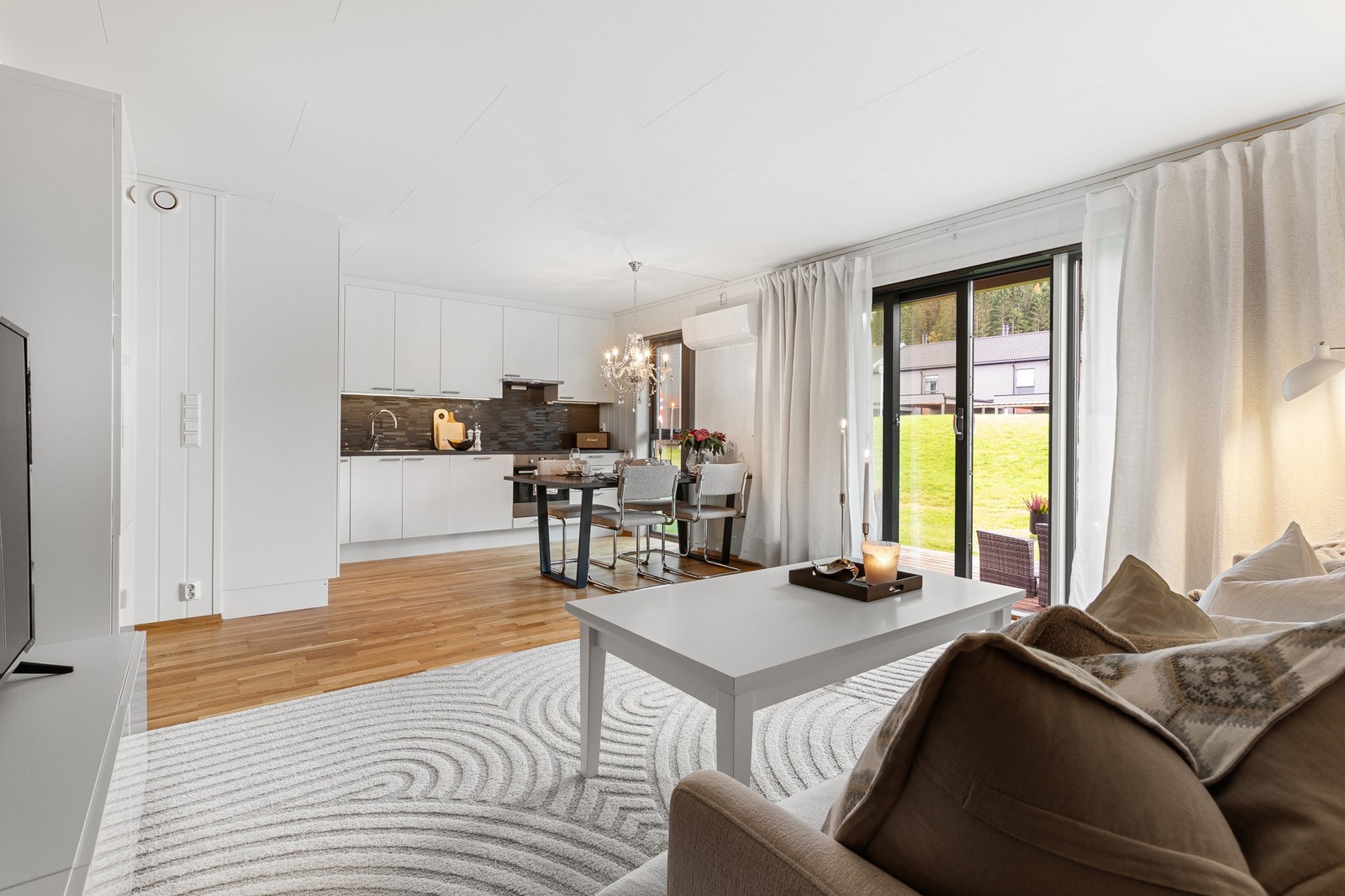 Boligen holder en god og moderne standard, som bekreftes av takstmann som har gitt samtlige punkter tilstandsgrad 0/1 (TG0/1). Galleribilde