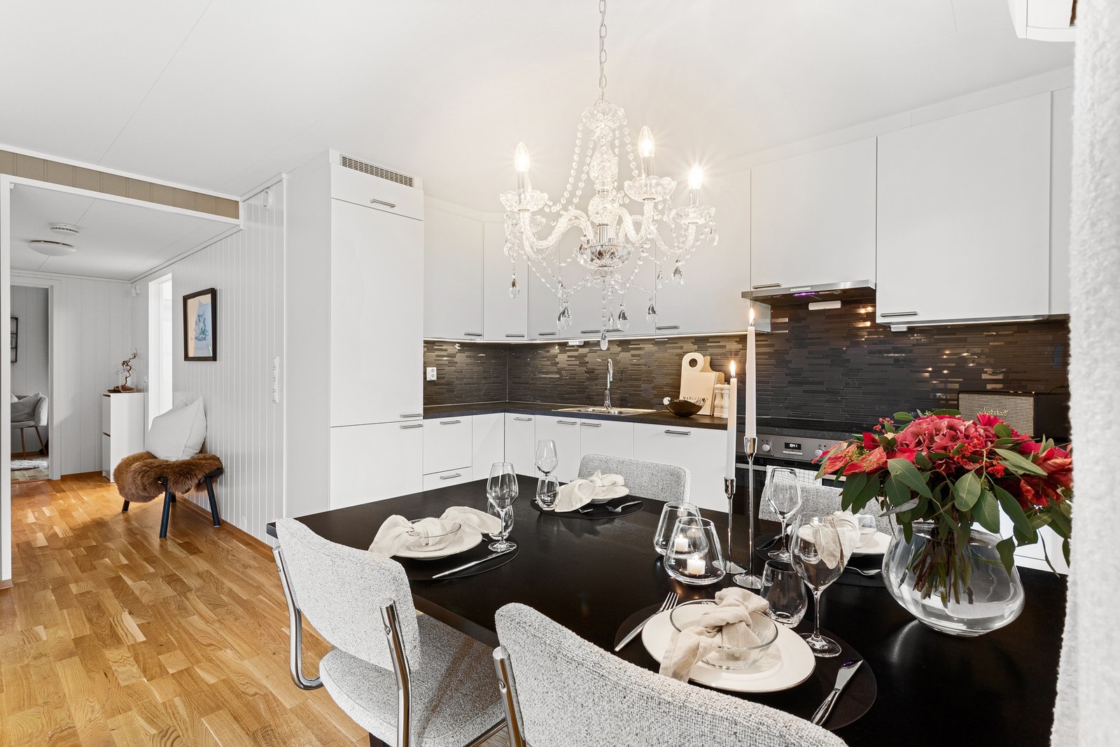 Boligen er utstyrt med varmepumpe og balansert ventilasjon som gir et sunt og godt inneklima sommer som vinter. Galleribilde