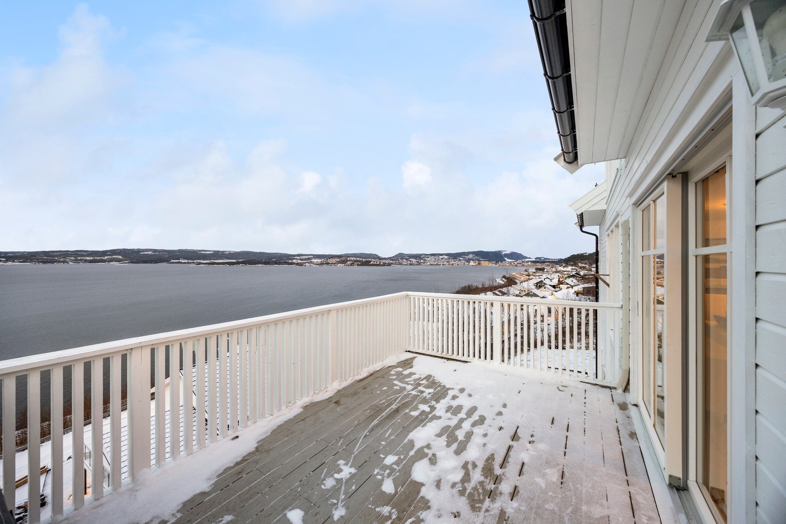 Fra stuen er det utgang til en romslig terrasse på hele 70 kvm. Galleribilde