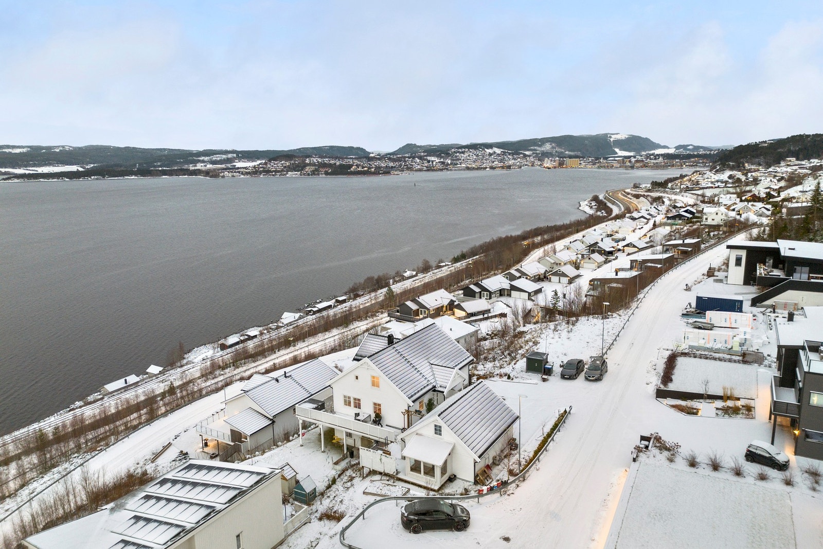 Steinbelagt gårdsplass gir et godt førsteinntrykk av eiendommen. Galleribilde