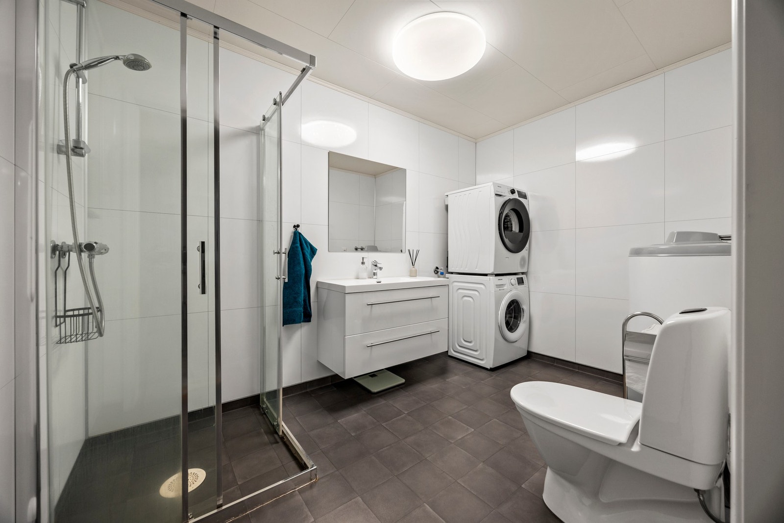 Bad - 7 kvm. Utstyrt med servantskap, dusj, toalett og opplegg for vaskemaskin. Galleribilde