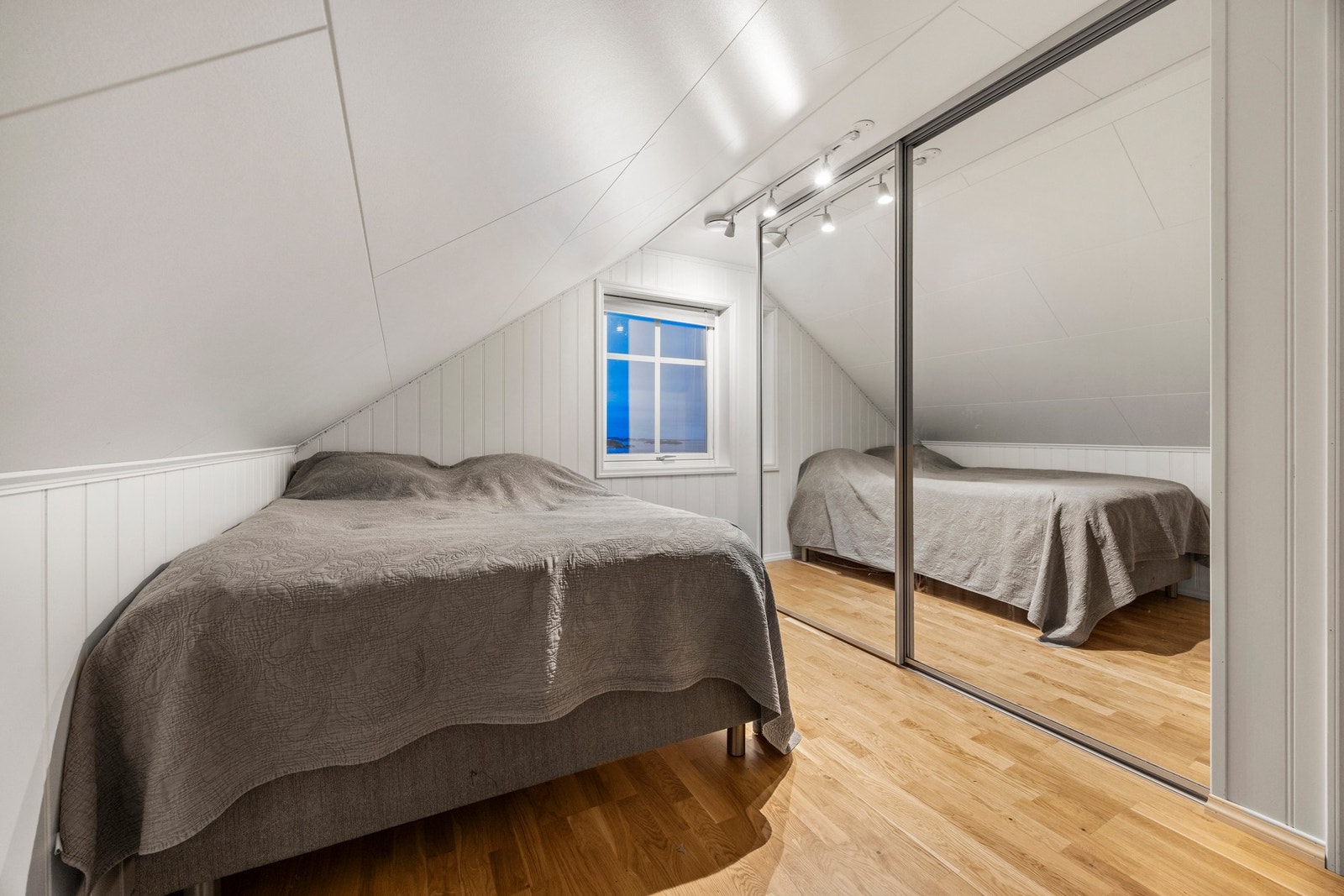 Soverom - 8,5 kvm. Utstyrt med skyvedørsgarderobe Galleribilde