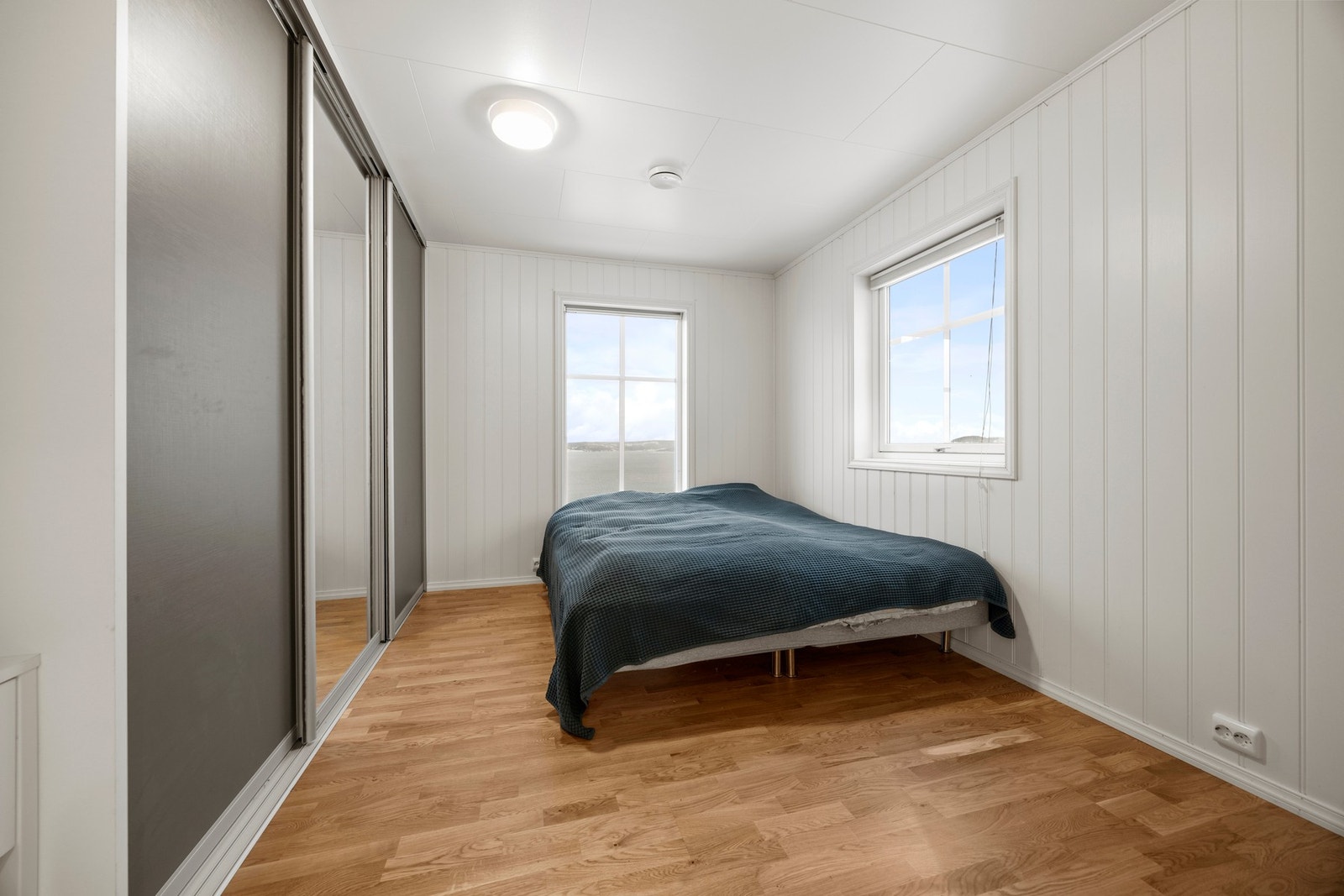 Soverom - 13 kvm. Utstyrt med romslig skyvedørsgarderobe Galleribilde