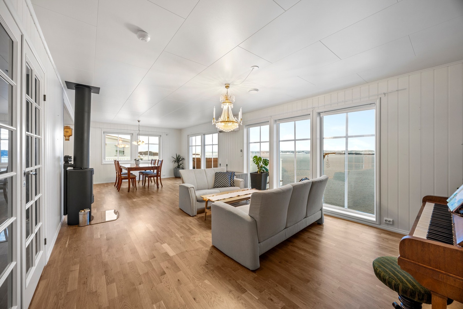 Den fantastiske utsikten kommer til rette gjennom de generøse vindusflatene! Galleribilde