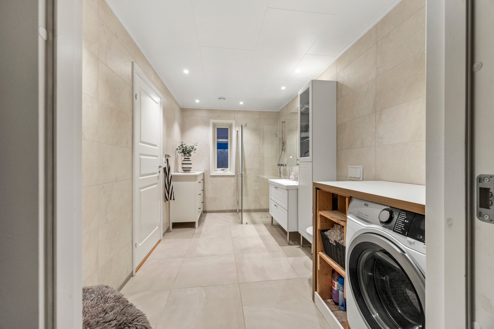 Bad - 9 kvm. Flislagte overflater og downlights. Galleribilde