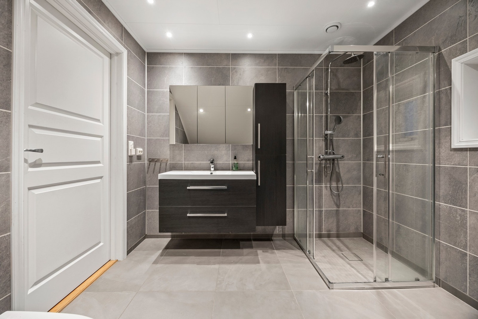 Det er flislagt gulv med varme. Downlights. Galleribilde