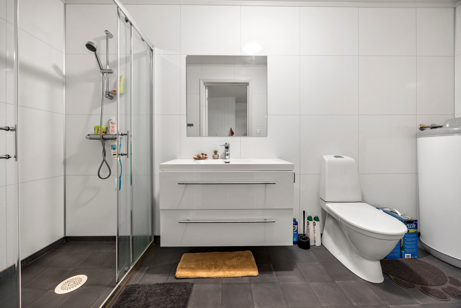 Hybel. Utstyrt med servantskap, dusjhjørne, toalett og opplegg for vaskemaskin Galleribilde