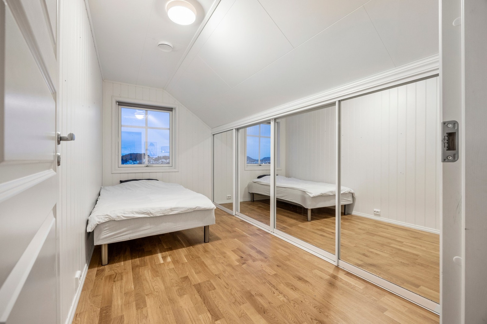 Soverom - 9,5 kvm. Praktisk skyvedørsgarderobe med speil Galleribilde