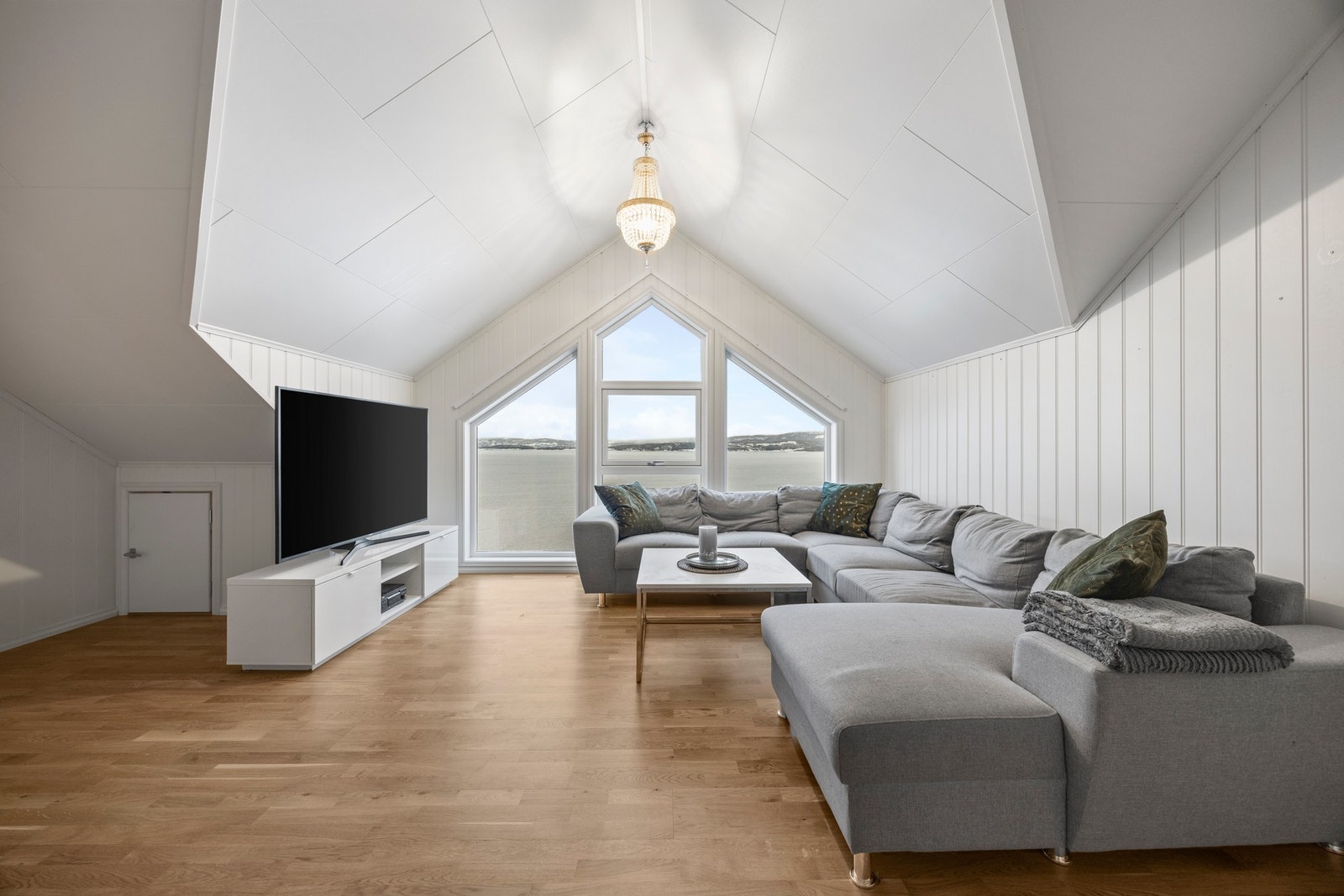 Loftstue med trapp - 26,5 kvm. Hyggelig ekstra stue hvor en kan trekke seg tilbake med TV Galleribilde