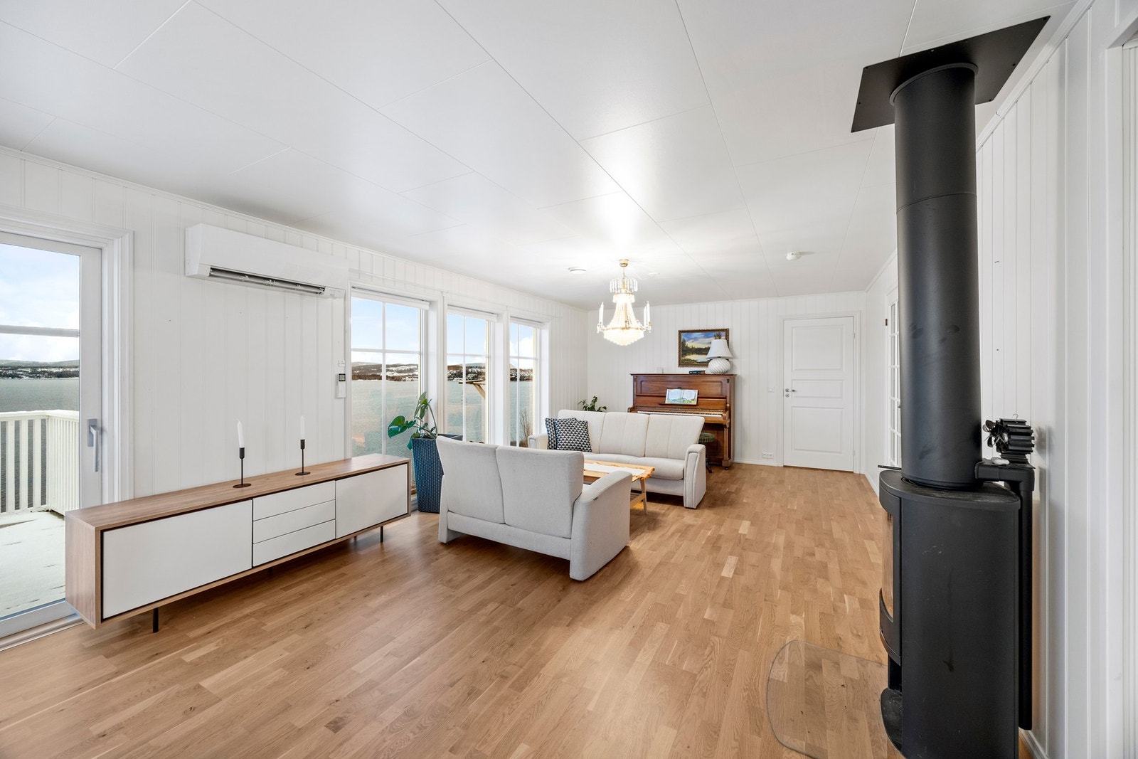 Det er oppvarming fra vedfyring, elektrisitet og varmepumpe. Det er montert balansert ventilasjon. Galleribilde