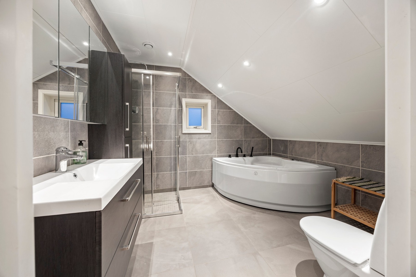 Bad - 6,5 kvm. Utstyrt med servantskap, dusjhjørne, badekar og WC Galleribilde