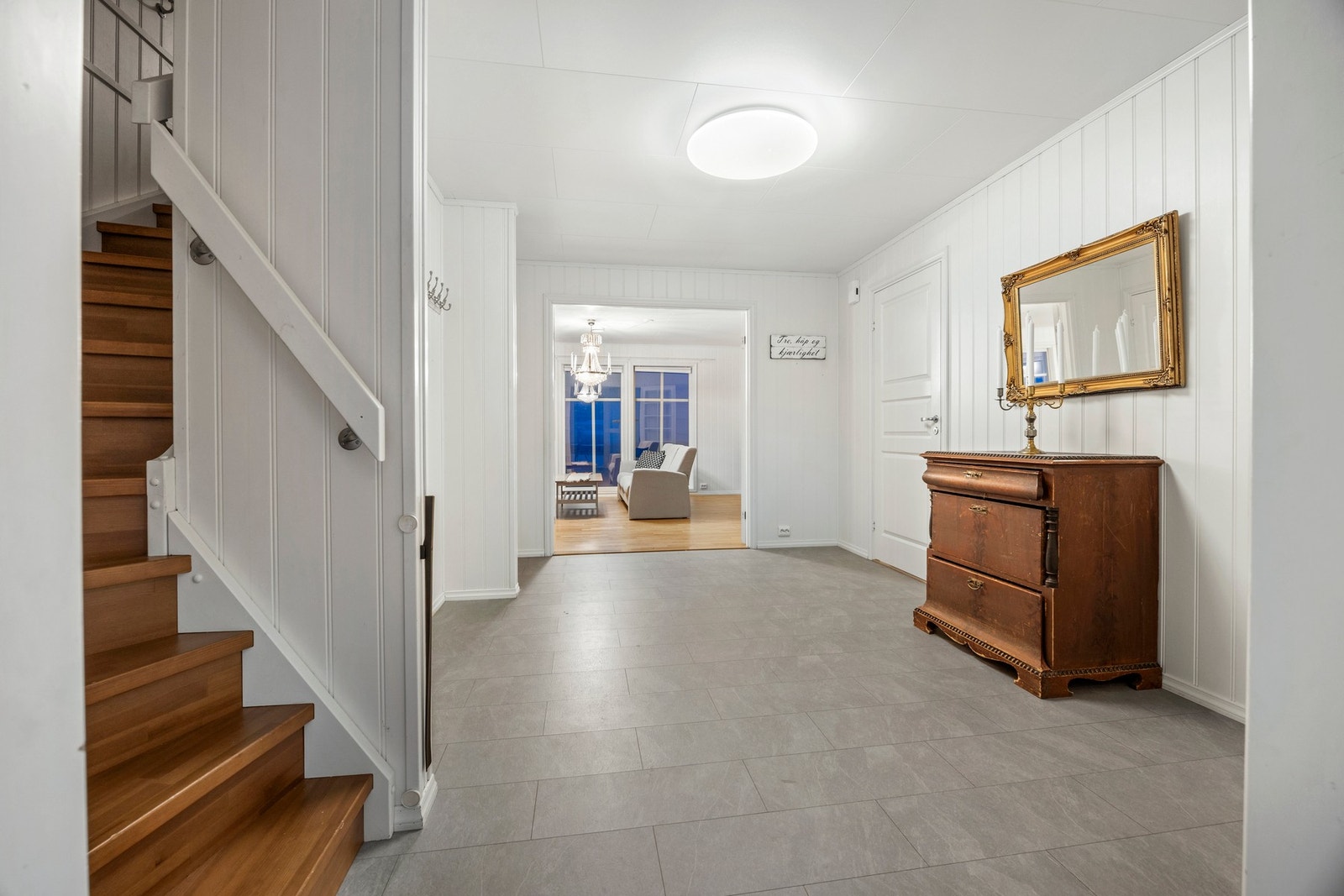 Hallen måler 17 kvm Galleribilde