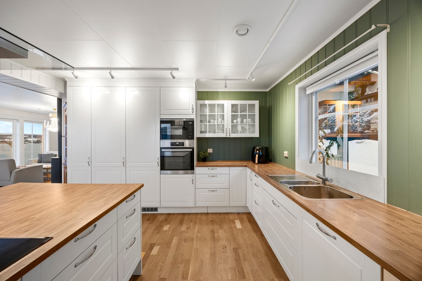 Det er integrert mikroovn, kjøleskap, fryseskap, platetopp, oppvaskmaskin og stekeovn. Galleribilde