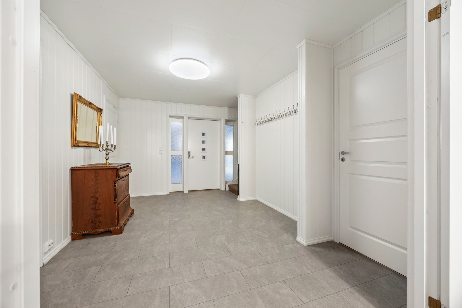 I det man kommer inn i huset møtes man av en generøs hall. Galleribilde