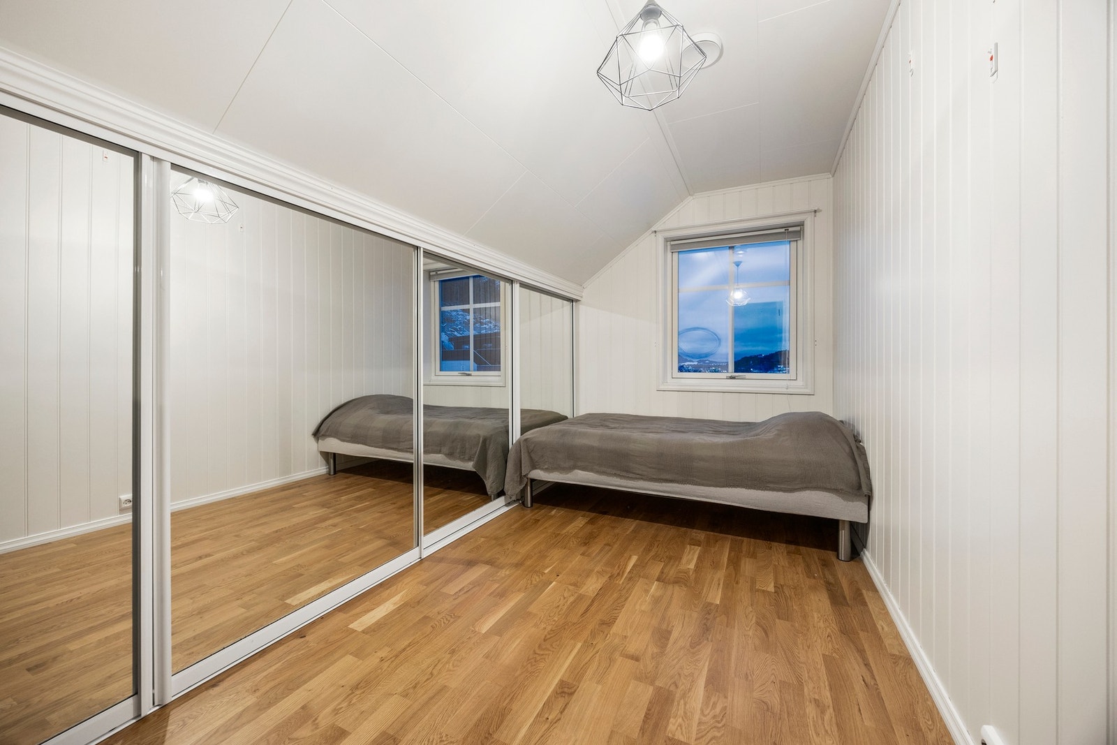 Soverom - 9,5 kvm. Plasstilpasset skyvedører Galleribilde