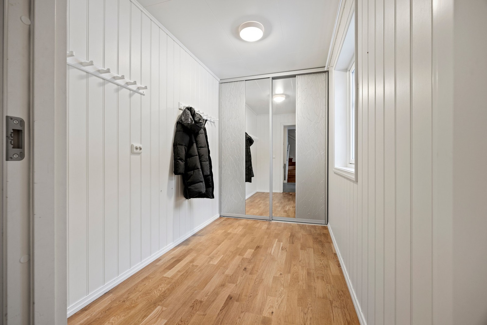 Tilknyttet entréen er en bod på 7,5 kvm. Praktisk løsning hvor man kan gjemme vekk yttertøy. Galleribilde