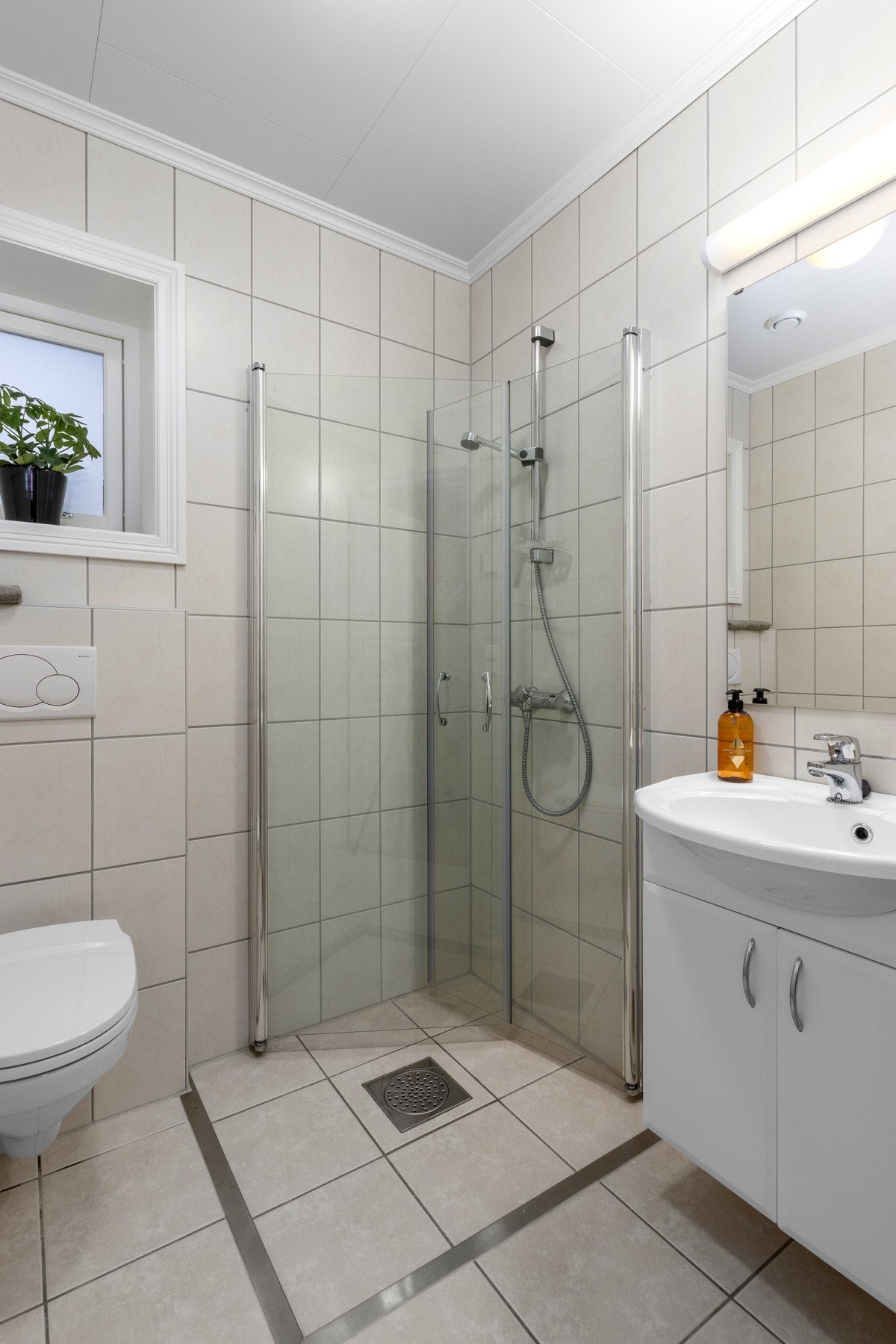 Et av to bad som er i hovedetasjen. Galleribilde