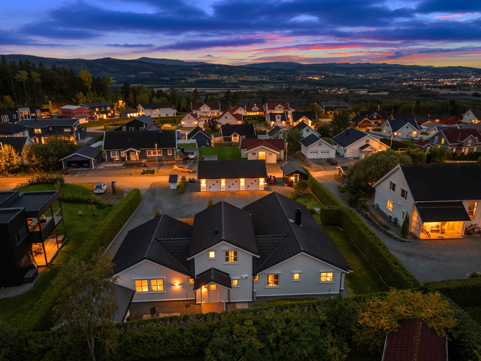 "Trippel" isolert garasje. Stor gårdsplass. Galleribilde