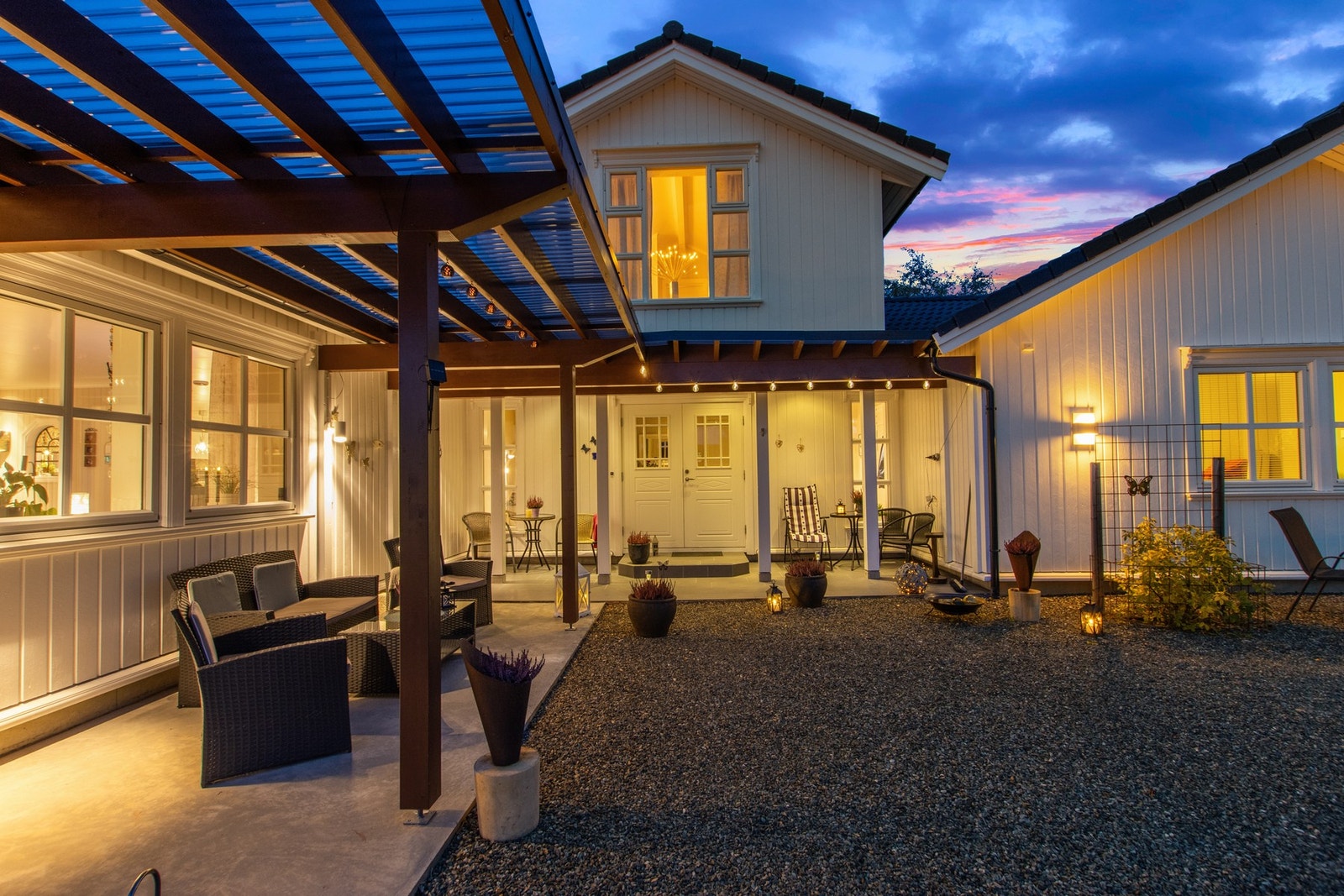 Inngangsparti og takoverbygd uteplasser. Galleribilde