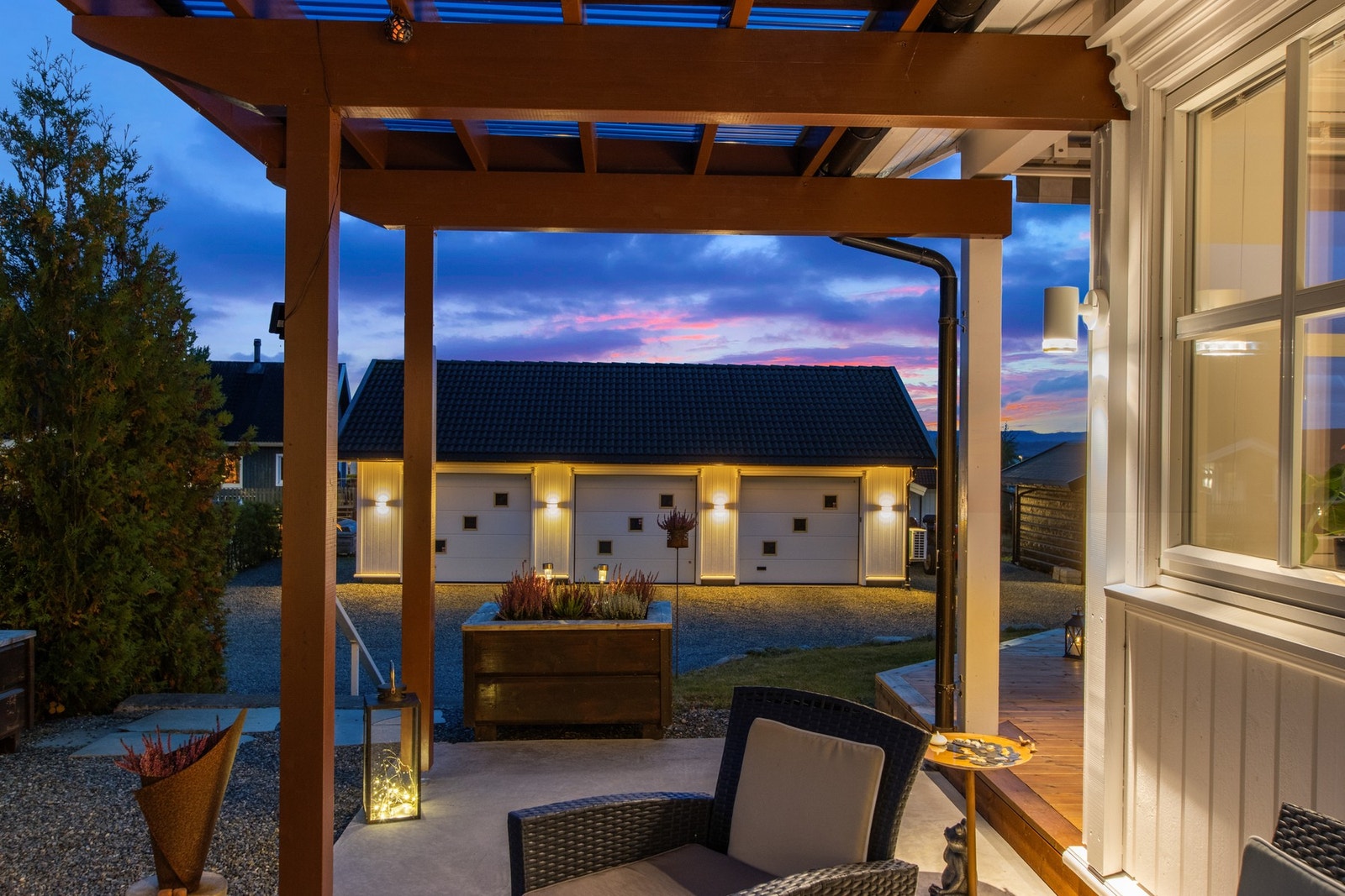 Stor garasje som er oppvarmet med varmepumpe og helisolert. Galleribilde