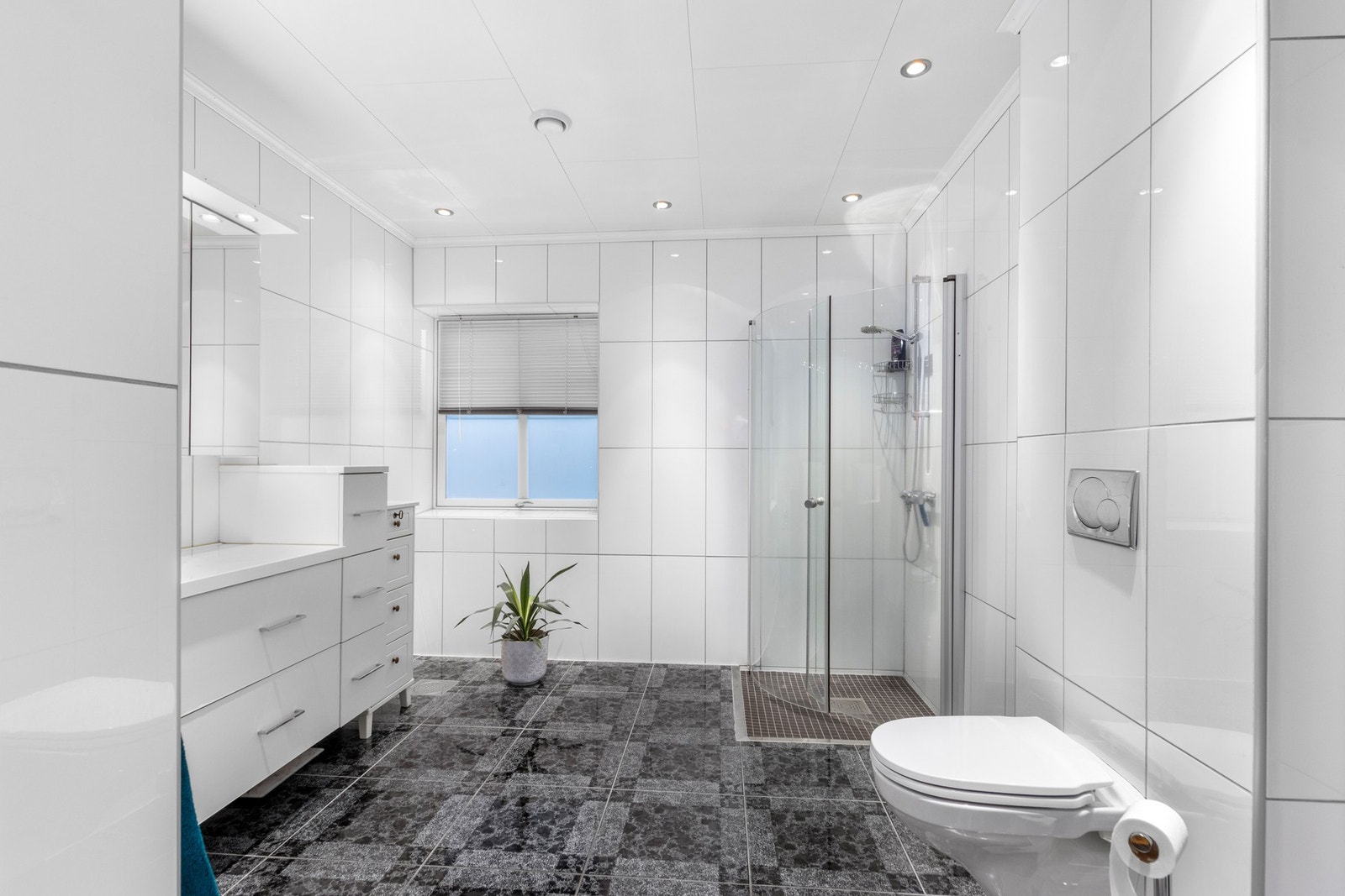 Et av tre bad. Romslig flislagt bad. Galleribilde