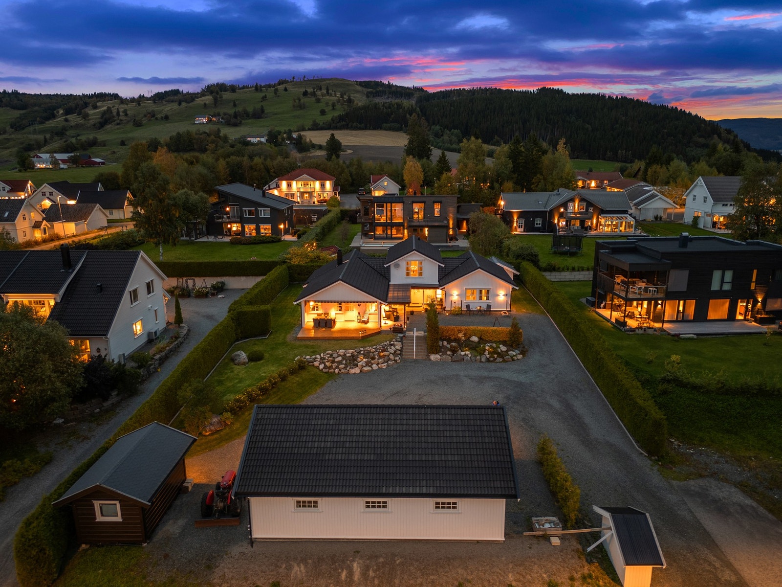 Flott opparbeide eiendom med "trippel" garasje som er oppvarmet og isolert. Galleribilde