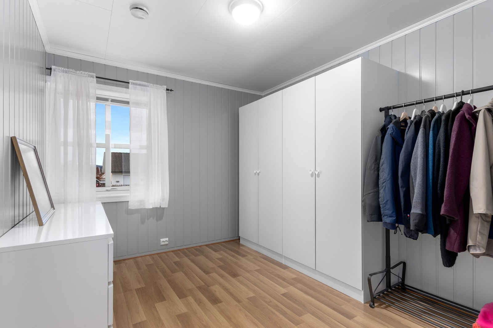 Soverom som benyttes til klesrom nå. Galleribilde