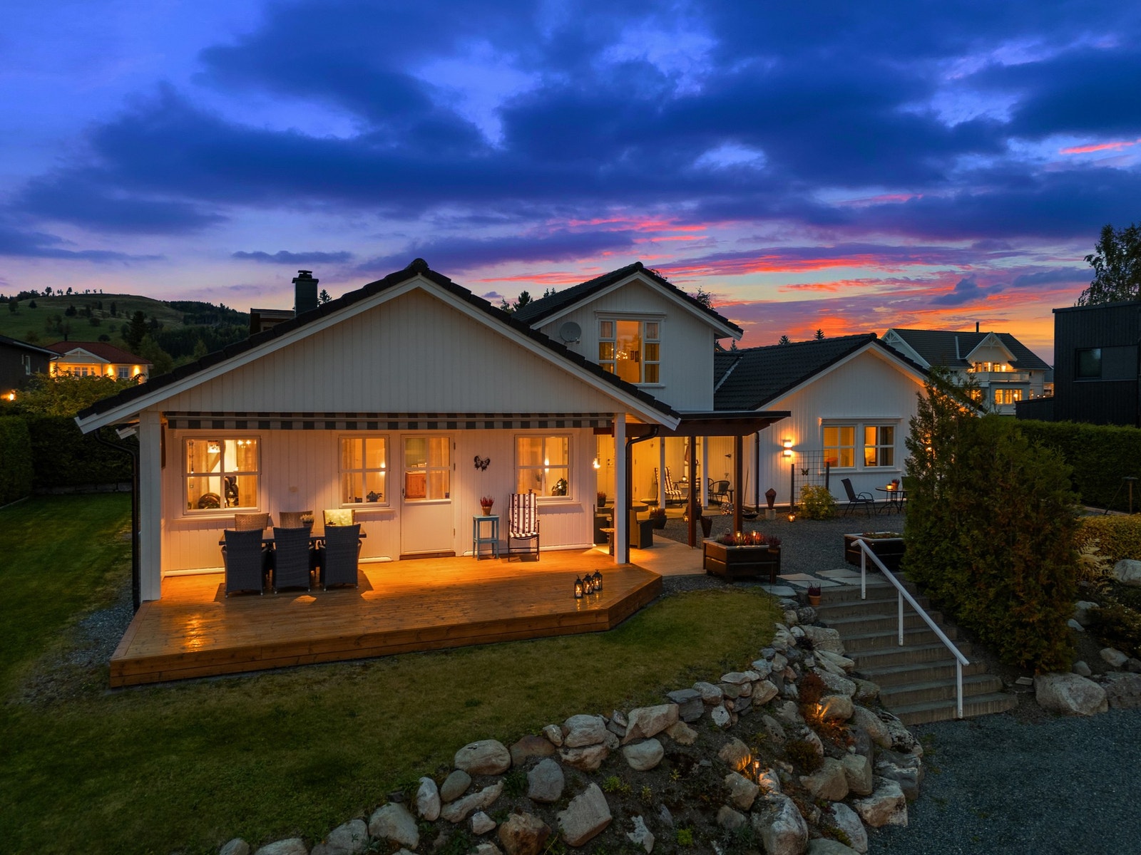 Tomta ligger på to nivåer. Flott opparbeidet murer og trapper mot huset. Stor gruset uteplass ved huset - Svære gårdsplass mellom huset og garasjen. Galleribilde