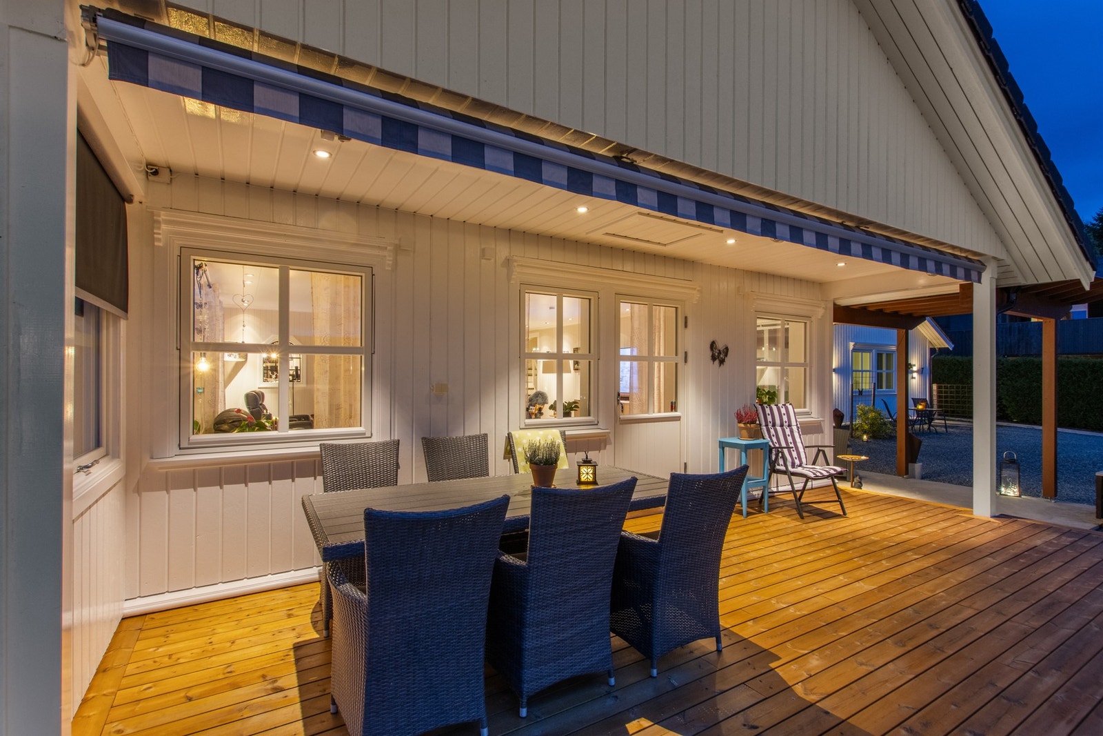 Stor platting med utgang fra stue. Galleribilde