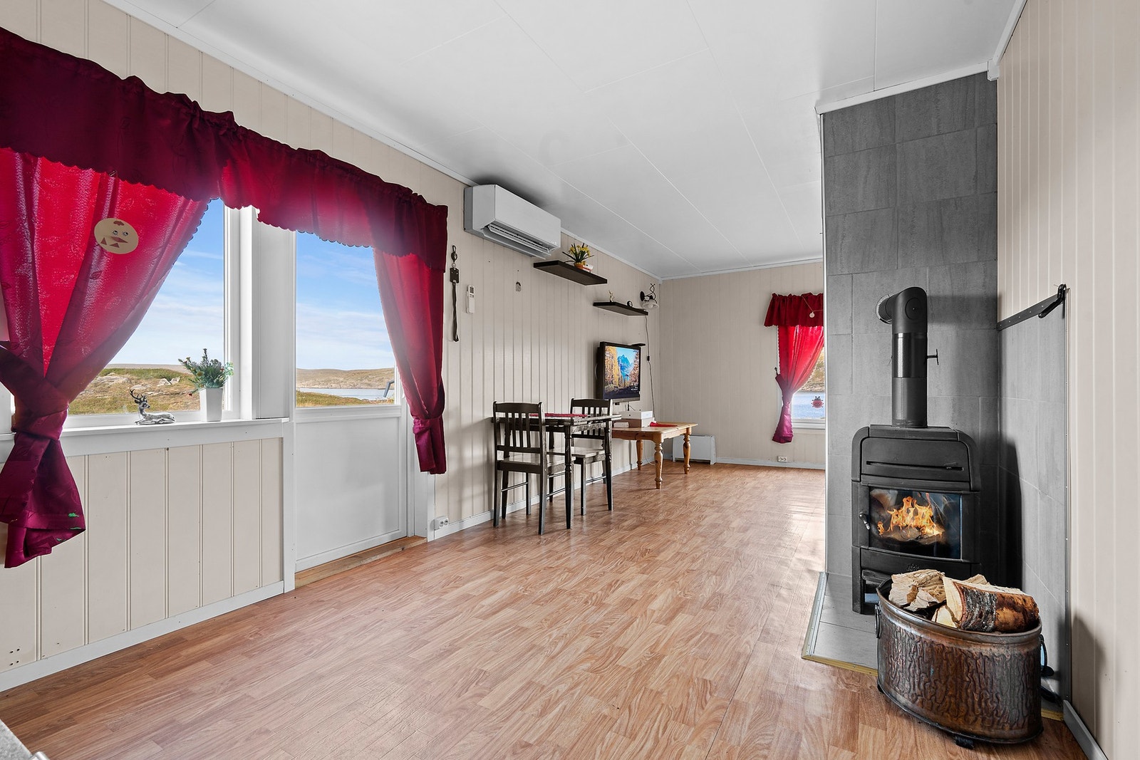 Vedovn og varmepumpe for hygge og varme Galleribilde