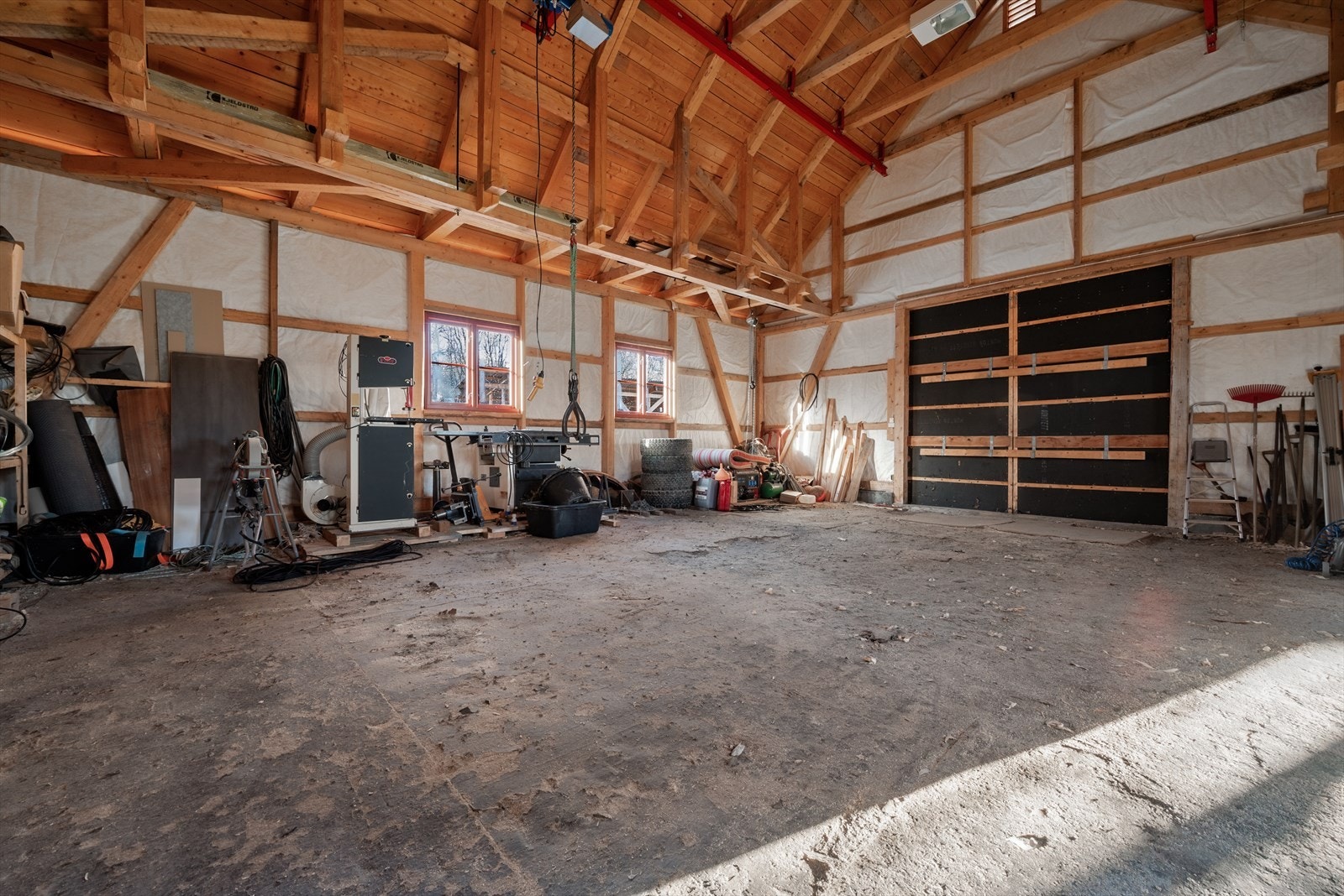 Innvendig i verkstedhallen. I tillegg består verkestedet av: arbeidsrom, kjøkken, bad og kontor. Galleribilde