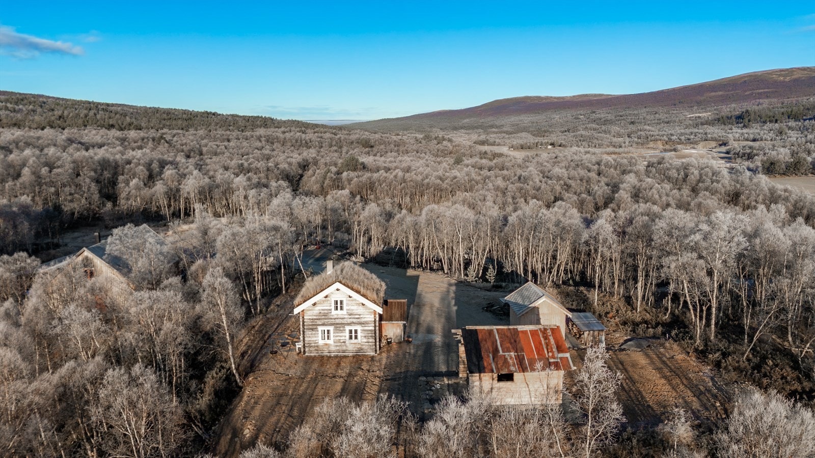 Eiendommen ligger skjermet til for seg selv med god avstand til nærmeste nabo. Galleribilde